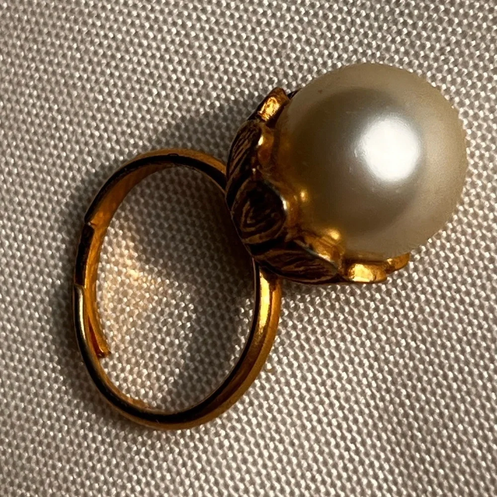 Vintage unsigned Miriam Haskell‎ Faux Pearl Gold-Tone Baroque adjustable ring